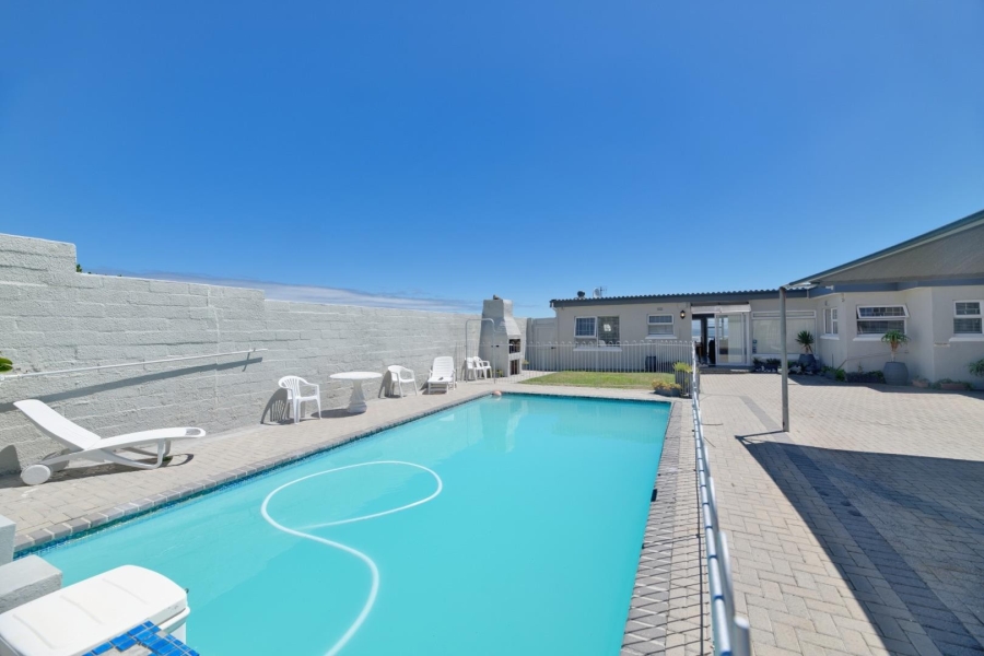 7 Bedroom Property for Sale in De Kelders Western Cape